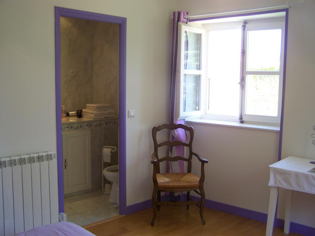 Les Cigales Bed and Breakfast Charols Kamer foto