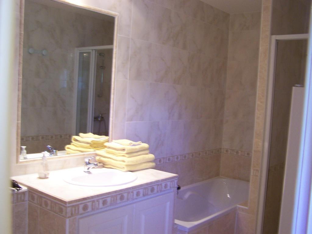 Les Cigales Bed and Breakfast Charols Kamer foto